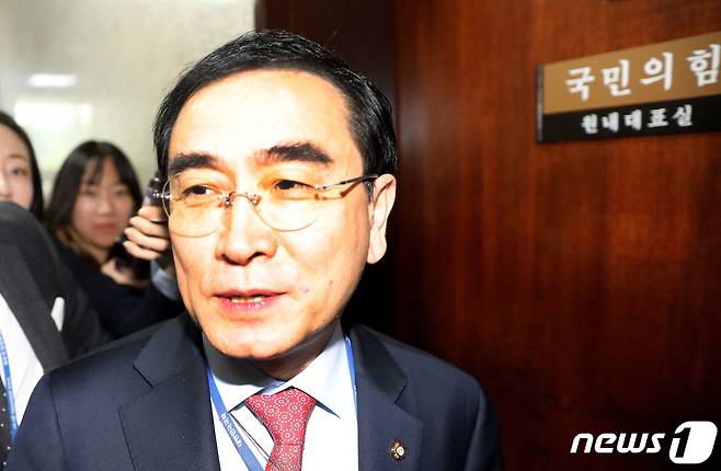 국민의힘 최고위원회의에 불참한 태영호 최고위원이 20일 오전 서울 여의도 국회 원내대표실에서 윤재옥 원내대표와 이야기를 마치고 나서고 있다.  2023.4.20/뉴스1 ⓒ News1 임세영 기자