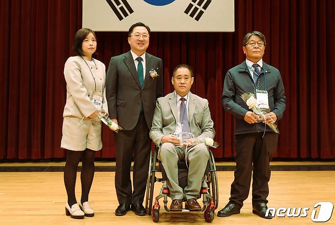 20일 대전시청 대강당에서 ‘제43회 장애인의 날 기념식’이 열려 이장우 시장이 대전장애인상 수상자들과 기념촬영을 하고 있다. 왼쪽부터 최희정 대전삼천중학교 교사, 이 시장, 박종해 대전지체장애인협회 유성구지회장, 김지환 한국장애인사진콘텐츠협회장. (대전시 제공) /뉴스1