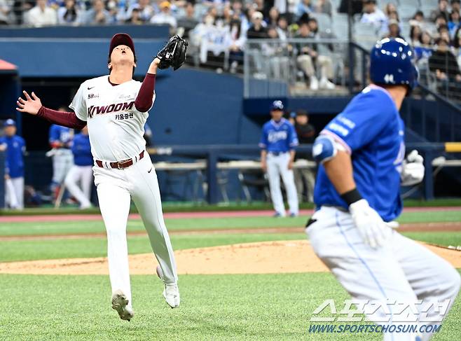 6회초 안우진이 고척돔 천장에 맞고 떨어지는 타구를 잡는 모습. 고척=허상욱 기자wook@sportschosun.com