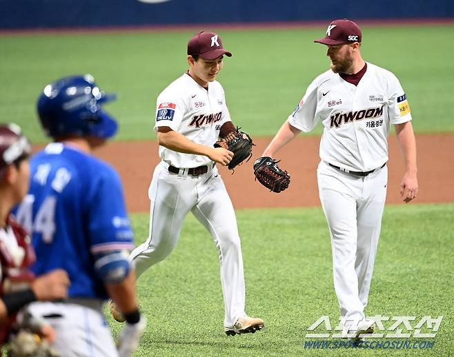 1회초 2사 1루 키움 3루수 김휘집이 삼성 오재일의 파울플라이를 잡아낸 후 요키시와 하이파이브를 하고 있다. 고척=허상욱 기자wook@sportschosun.com