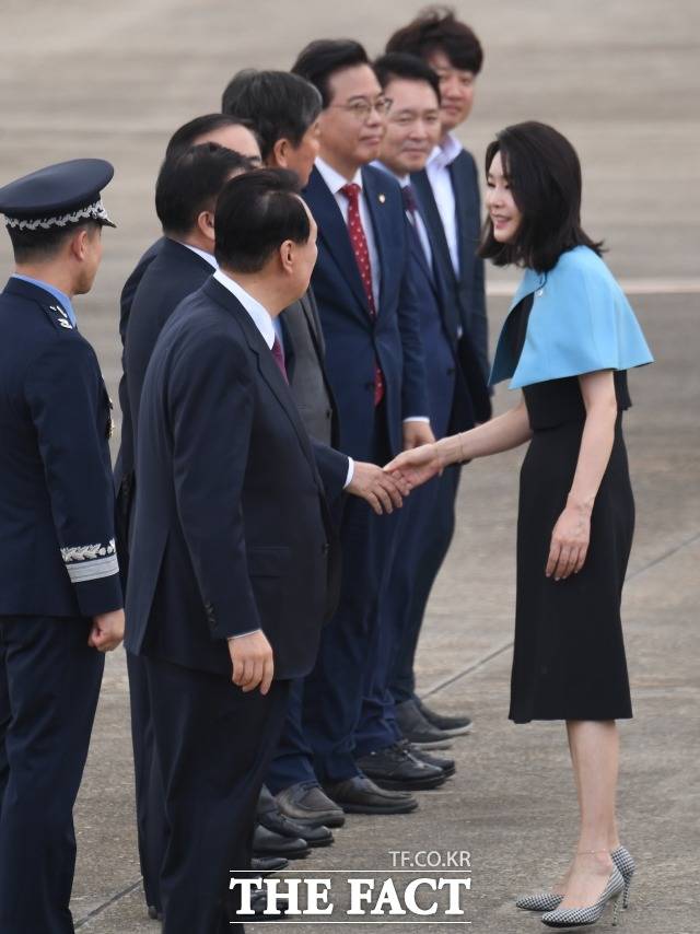 3박5일간의 나토(NATO, 북대서양조약기구) 정상회의 첫 순방을 마친 윤석열 대통령과 김건희 여사가 경기 성남시 서울공항으로 귀국하는 모습./이새롬 기자