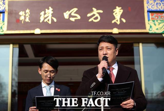 중국 정부의 '비밀경찰서' 거점이라는 의혹을 받는 서울 송파구 중식당 '동방명주' 관계자들이 검찰에 송치됐다. 사진은 실소유주 왕해군 씨. /뉴시스