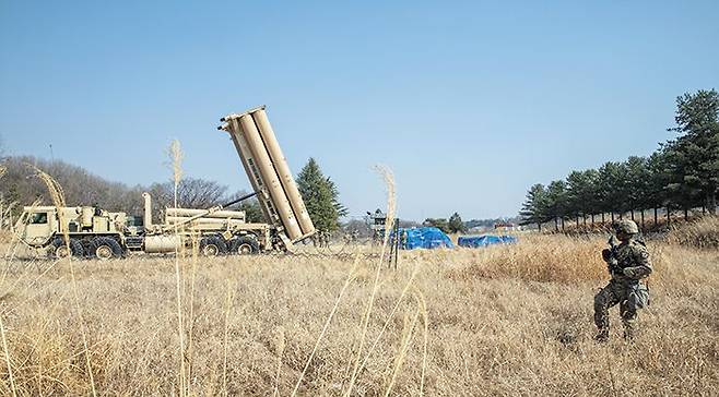 주한 미군이 지난달 18일 사드(THAAD·고고도 미사일 방어체계) 발사대를 경북 성주 기지 밖으로 전개하는 훈련을 실시했다. 사진은 주한 미군 병사가 사드 주변을 순찰하는 모습. /미 국방부