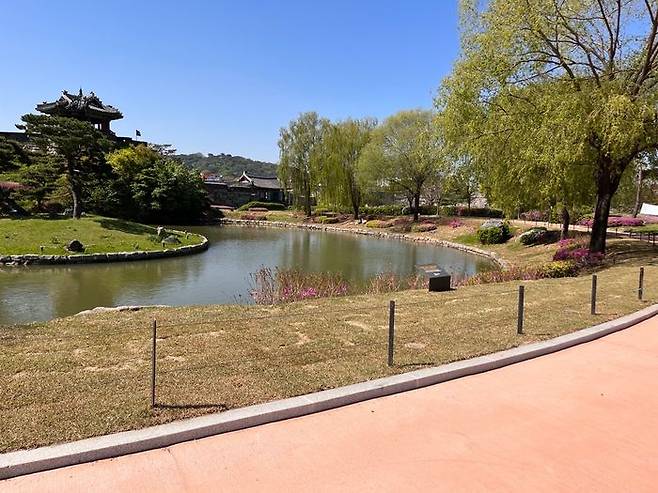 수원화성 명소인 용연(龍淵)이 새 단장을 마치고 시민들에게 개방됐다.ⓒ수원시 제공