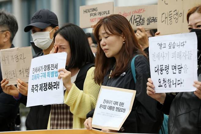 20일 오전 서울 용산구 전쟁기념관 앞에서 전세사기 대책 관련 윤석열 대통령 면담요청 기자회견에서 전세사기 피해자가 눈물을 훔치고 있다. 전세사기피해자전국대책위원회 및 시민사회대책위원회는 이날 기자회견을 통해 “정부는 제멋대로 해석·보여주기식 일방적인 정책 발표를 중단하라＂며, 윤석열 대통령이 직접 전세사기, 깡통전세 피해상황과 요구사항을 청취하고 이러한 내용이 충분히 검토된 대책을 마련해줄 것을 촉구했다. 뉴스1