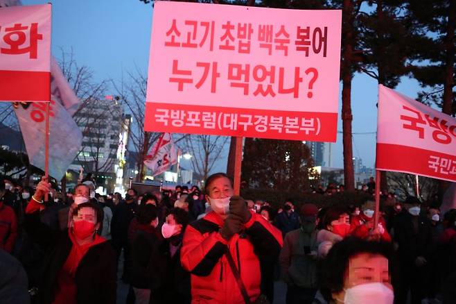 지난해 3월3일 저녁 당시 윤석열 국민의힘 대선후보의 경남 창원 마산역 광장에서 유세 당시, 강구영 당시 '국민과 함께 하는 국방포럼' 영남본부장(현 KAI 사장)이 피켓을 들고 유세를 벌이는 모습. 사진=독자 제공
