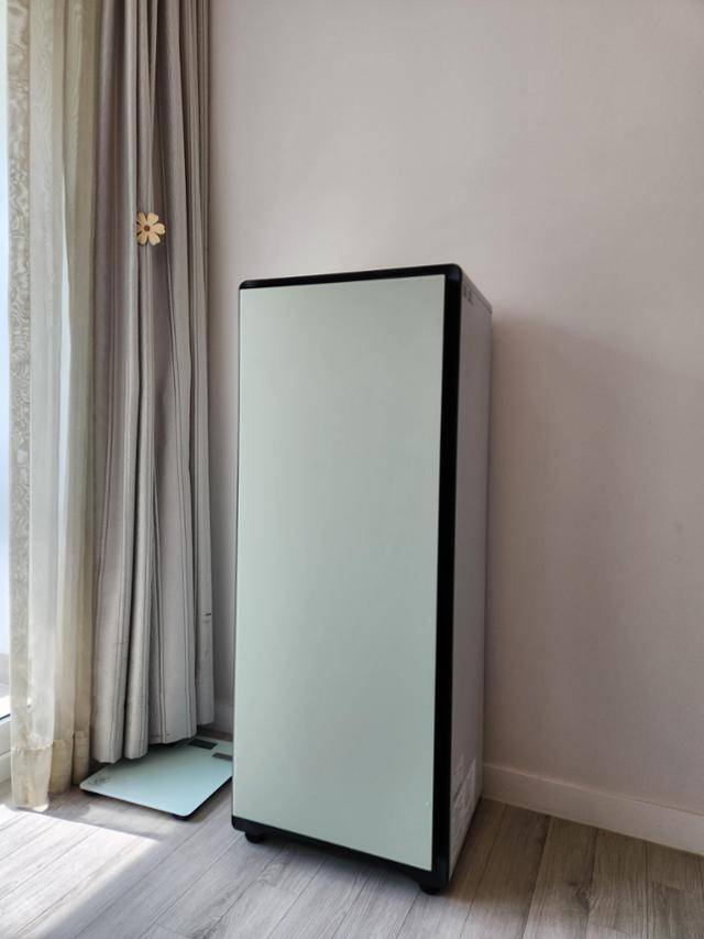 비스포크 슈드레서는 꽤 크기 때문에 현관에 세울 수 없어 방 안에 들여놓았지만 문을 닫았을 때는 세련된 겉모습 덕분에 실내와 잘 어울리는 편이었다. 인현우 기자