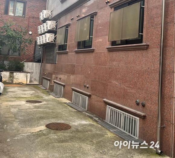 서울 신림동의 한 반지하 건물. [사진=안다솜 기자]