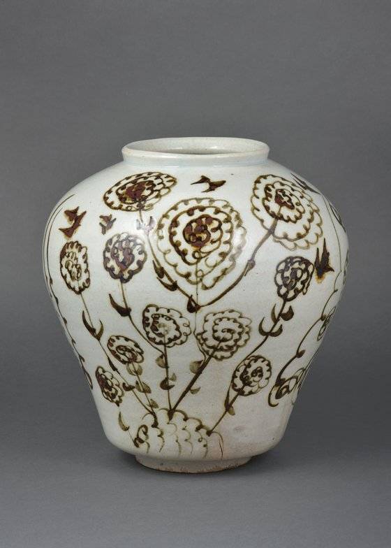 관요에서 만든 듯 양질의 항아리에 지방 가마서 만든 듯 자유로운 형태로 꽃을 그린 백자철화 초화문 호. [리움미술관]