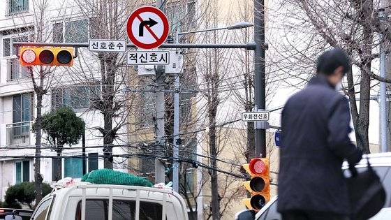 22일 서울의 한 교차로에 적신호시 우회전을 금지하는 교통 표지판과 신호등이 설치돼 있다. 이날부터 우회전 신호등이 설치된 곳에서는 녹색화살표에 불이 켜졌을 때만 우회전할 수 있다. 또, 우회전 신호등이 설치되지 않은 곳에서는 적색 신호일 때 반드시 일시 정지한 뒤에 우회전해야 한다. 뉴스1