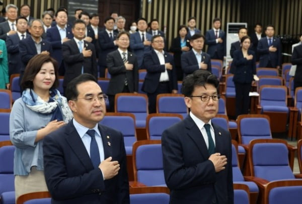 20일 국회에서 열린 더불어민주당 정책의원총회에서 참석자들이 국민의례를 하고 있다. 김병언 기자