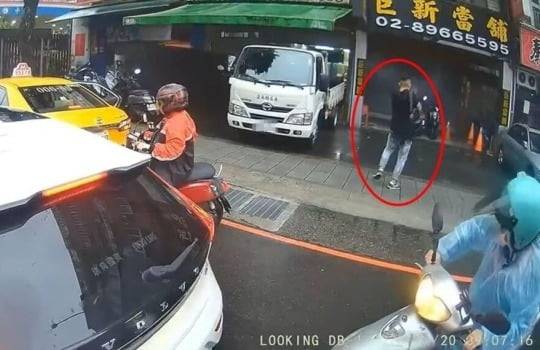 가게를 향해 총기 발사하는 범인 / 사진=연합뉴스