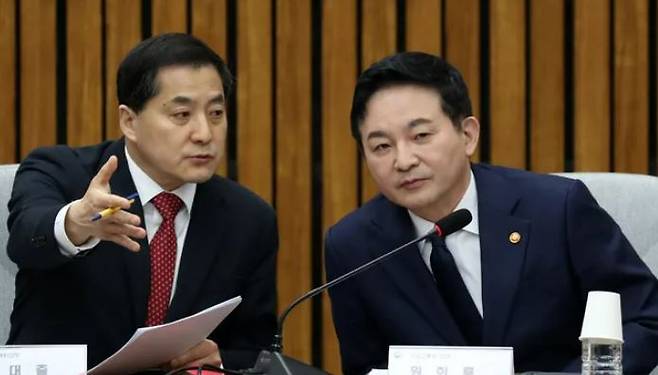 Park Dae-chul (left), head of the People Power Party policy committee, and Minister of Land, Infrastructure and Transport Won Hee-ryong engage in a conversation during a meeting of the People Power Party and the government to discuss ways to stop jeonse fraud and to help victims at the National Assembly on April 20. Bak Min-gyu, Senior Reporter