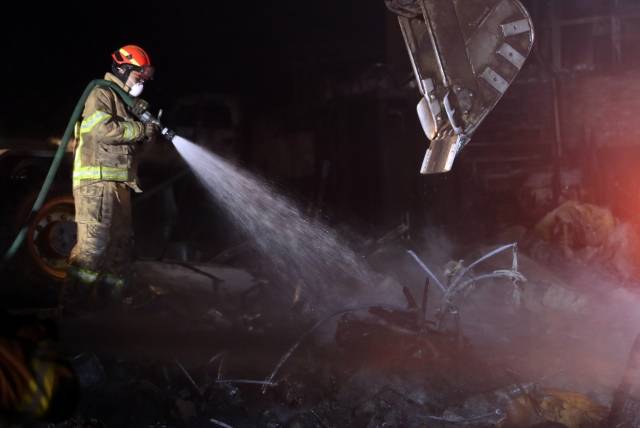 지난 11일 강원 강릉 난곡동 야산에서 발생한 산불이 안현동 한 펜션 인근으로 확산하자 소방대원이 야간진화 작업을 하고 있다. 뉴시스