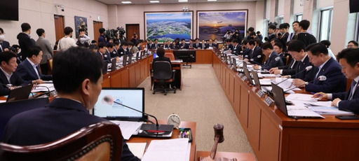 김민기 국토교통위원장이 20일 오전 국회에서 열린 국토교통위원회 전체회의에서 의사봉을 두드리고 있다. 연합뉴스