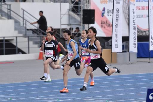2023 경기도교육감기육상대회에 참가한 여초부 선수들이 힘차게 달리고 있다. 경기도육상연맹 제공
