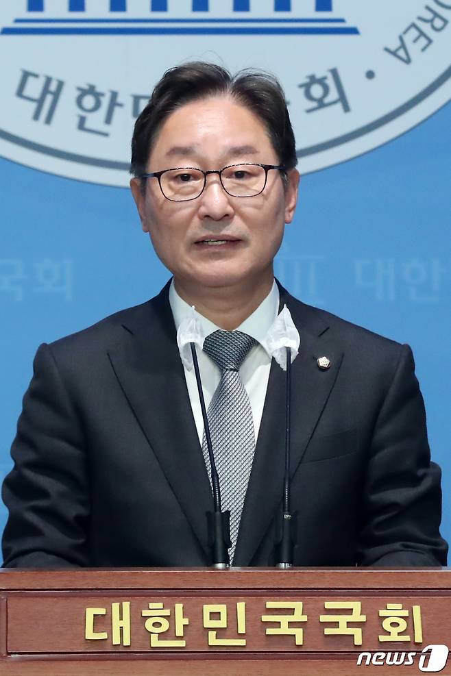 (서울=뉴스1) 황기선 기자 = 박범계 더불어민주당 의원이 19일 오후 서울 여의도 국회 소통관에서 원내대표 출마 선언을 하고 있다. 2023.4.19/뉴스1  Copyright (C) 뉴스1. All rights reserved. 무단 전재 및 재배포 금지.