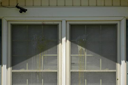 17일(현지시간) 미 미주리주 캔자스시티에서 집을 잘못 찾아온 16세 흑인 소년 랠프 얄에게 총격을 가한 집 창문에 주민들이 던진 달걀이 묻어 있다. AP·뉴시스