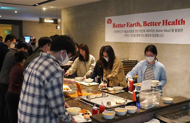 20일 서울 중구 회현동에 위치한 메사빌딩 구내식당에서 직원들이 신세계푸드의 대안육 ‘베러미트’ 런천으로 만든 ‘식물성 런천구이’와 베러미트 다짐육을 넣은 ‘삼색 소보로 덮밥’ 등으로 구성된 ESG 식단으로 점심식사를 하고 있다. [신세계푸드 제공]