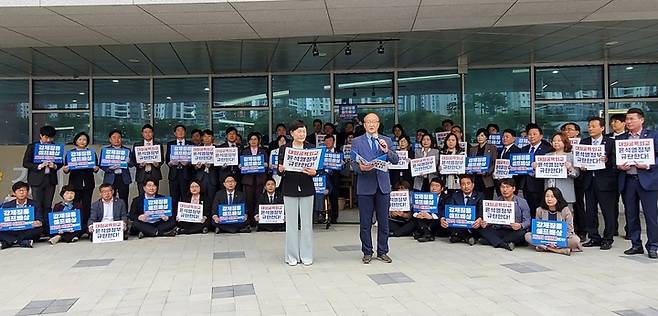 [수원=뉴시스] 이병희 기자 = 경기도의회 더불어민주당 대일굴욕외교 대책위원회가 20일 도의회 '평화의 소녀상' 앞에서 '대일 굴욕외교 윤석열 정부 규탄' 기자회견을 열고 있다. 2023.04.20. iambh@newsis.com *재판매 및 DB 금지