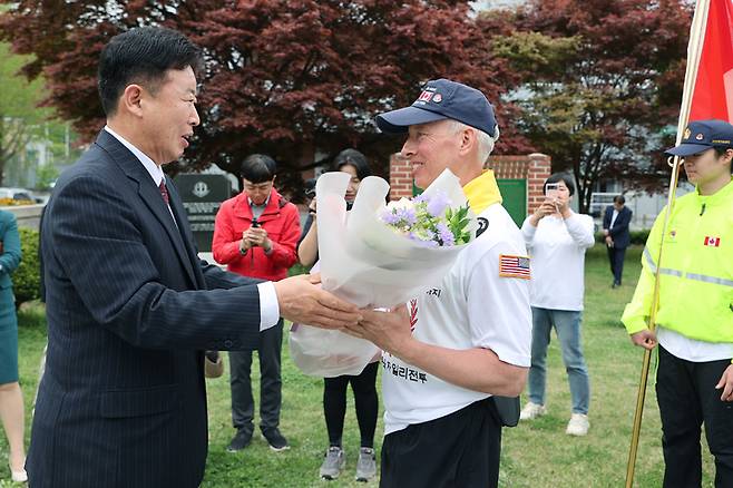 서태원 가평군수가 20일 가평군 영연방참전기념비에 도착한 가이 블랙씨에게 꽃다발을 전달하고 있다. (사진=가평군 제공) *재판매 및 DB 금지