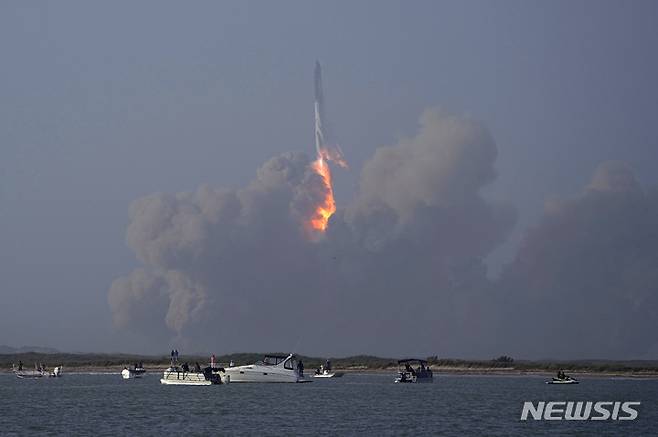 [AP/뉴시스] 스타십 로케시스템이 20일 오전 미 텍사스주 기지에서 발사돼 하늘로 치솟고 있다