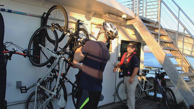 미국 뉴욕에서 운행 중인 리버버스인 NYC Ferry에 승객들이 자전거를 싣고 있다. NYC Ferry 트위터 캡처