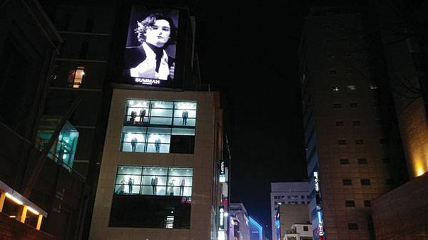 어느 거리든 갖가지 상징과 기호들로 명멸한다. 을지로에서 야밤의 명동으로 길을 틀었을 때, 첨단의 광고가 빛난다.