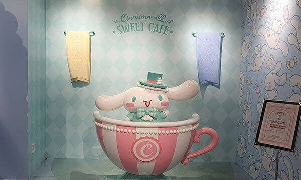 서울 마포구 홍대입구역 AK플라자에 위치한 시나모롤 카페&nbsp;내부에 설치된 대형 시나모롤 인형. 가장 인기 많은 포토존이다.