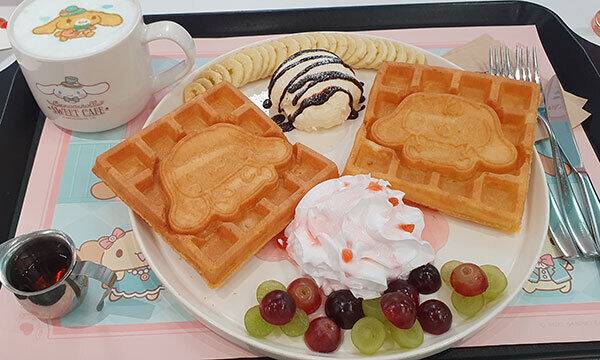 시나모롤 카페의 대표 메뉴인 카페라떼와 와플. 시나모롤 모양의 와플과 라떼 아트가&nbsp;그냥 먹기엔 아까울 정도로 귀엽다.&nbsp;