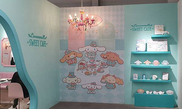 시나모롤 카페 내부에 꾸며진 캐릭터 포토존.&nbsp;방문객들은&nbsp;음료가 나오기 전 포토존에서 사진부터 찍는다.