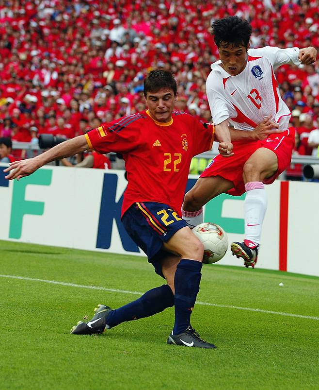2002 한일 월드컵에 출전한 호아킨 산체스(왼쪽)이 한국전에서 이영표와 볼을 다투고 있다. 게티이미지코리아