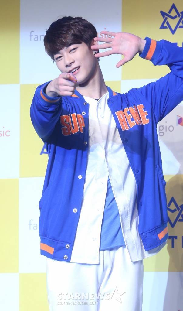 그룹 아스트로 문빈이 2016년 2월 22일 데뷔 쇼케이스에서 포즈를 취하고 있다. /사진=홍봉진기자 honggga@