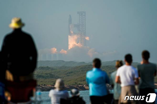 20일(현지시간) 미국 텍사스주 남부 브라운스빌 인근 보카치카 해변의 우주발사기지 스타베이스에서 사람들이 스페이스X의 화성 탐사용 대형우주선 '스타십'이 이륙하는 모습을 지켜보고 있다. 2023.4.20 ⓒ 로이터=뉴스1 ⓒ News1 정윤미 기자