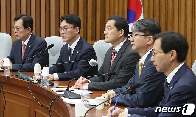 김민석 더불어민주당 정책위의장이 21일 오전 서울 여의도 국회에서 열린 '전세사기 대책 관련 3당 정책위의장 회동'에서 발언을 하고 있다. 왼쪽부터 국민의힘 이만희 정책위 수석부의장, 더불어민주당 김민석 정책위의장, 국민의힘 박대출 정책위의장, 정의당 김용신 정책위의장, 더불어민주당 김성주 정책위 수석부의장. 2023.4.21/뉴스1 ⓒ News1 송원영 기자