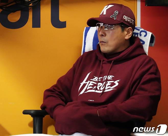 8일 오후 인천시 미추홀구 SSG 랜더스필드에서 열린 프로야구 '2022 신한은행 SOL KBO 포스트시즌' 한국시리즈 6차전 키움 히어로즈와 SSG 랜더스의 경기, 키움 홍원기 감독이 8회말 SSG 공격을 앞두고 더그아웃에서 생각에 잠겨 있다. 2022.11.8/뉴스1 ⓒ News1 김진환 기자