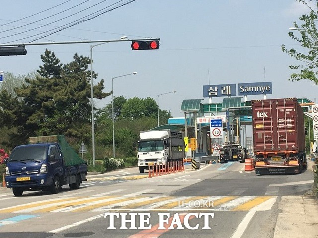 전북 완주군이 통행량 증가로 심각한 병목현상을 겪고 있는 삼례IC 진출입로의 확장 사업을 위해 적극 나섰다. / 완주군