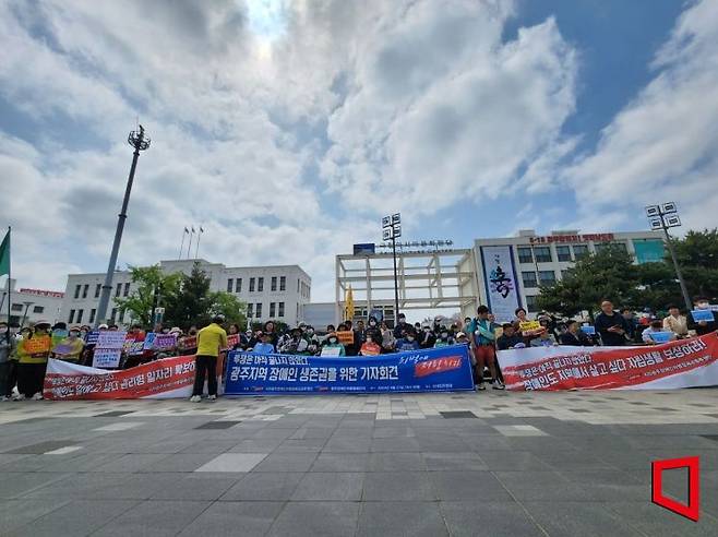 광주 장애인 단체들이광주광역시 동구 5·18민주광장에서 21일 '차별 철폐'를 촉구하는 결의대회를 진행하고 있다.[사진=민현기 기자]