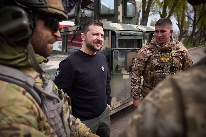 볼로디미르 젤렌스키 우크라이나 대통령이 18일(현지시각) 동부 도네츠크주 최전방 격전지인 아우디이우카를 방문해 병사들과 대화하고 있다./AFP연합뉴스
