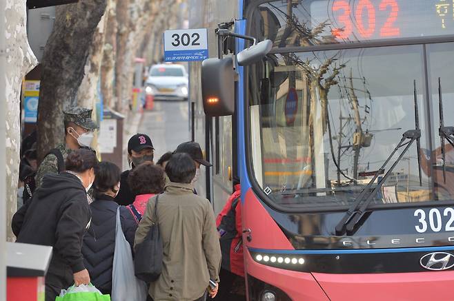 지난달 20일 경북 포항시 죽도시장 시내버스 정류장에서 시민들이 버스에 탑승하고 있는 모습. /뉴스1