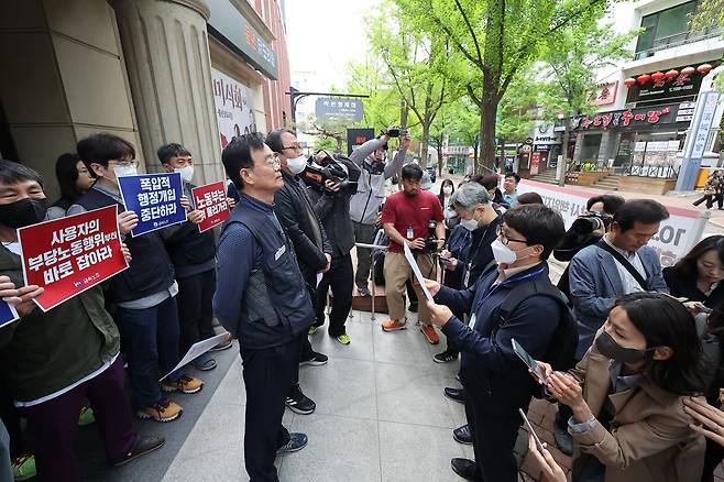 금속노동조합 관계자들이 21일 오전 고용노동부 직원들이 회계서류 비치·보존 여부가 확인되지 않은 노동조합에 대한 현장 조사를 위해 서울 중구 금속노조 사무실에 들어서려 하자 이를 거부하고 있다. 노동부는 이날부터 민주노총과 그 소속 36개 노조, 한국노총과 그 소속 3개 노조, 미가맹 노조 1개 등 총 42개 노조에 대해 2주간 현장 행정조사를 실시한다. /연합뉴스