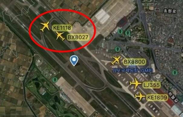 지난 19일 오전 8시경 김포공항에 착륙한 제주발 대한항공 KE1118 항공기가 유도로 상의 대기라인을 넘어 정지했으며 에어부산 BX8027 여객기가 활주로에서 이륙하고 있다. 플라이트레이더24