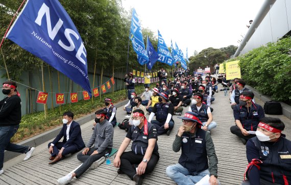 25일 오후 서울 용산구 이재용 삼성전자 부회장 자택 앞에서 삼성전자 노동조합 공동교섭단이 노사협의회 교섭 중단과 노동조합 단체교섭권 쟁취를 촉구하며 전국의 노동조합 및 시민사회단체에 연대투쟁 요청 집회를 하고 있다. 2022.04.25/사진=뉴시스