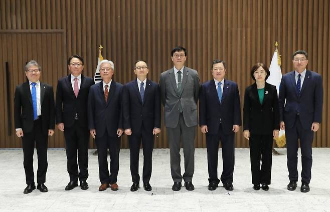 이창용 한국은행 총재가 21일 오전 서울 중구 한국은행에서 열린 장용성·박춘섭 금융통화위원 임명장 수여식에 참석해 기념촬영 하고 있다. 사진=금융통화위원회 제공