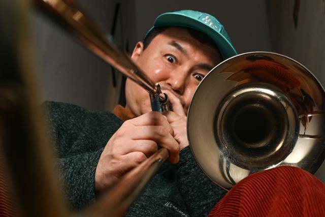 한국의 독보적 스카 밴드 킹스턴 루디스카의 리더 최철욱씨를 3월 27일 서울 삼청동 ‘과수원 뮤직바’에서 만났다. 그가 트롬본을 불고 있다. 최주연 기자