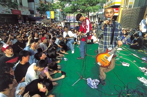 1996년 서울 명동 거리에서 열린 ‘스트리트 펑크쇼’ 무대에 선 ‘갈매기’. 마이크를 잡고 있는 이가 그다. 최철욱 제공