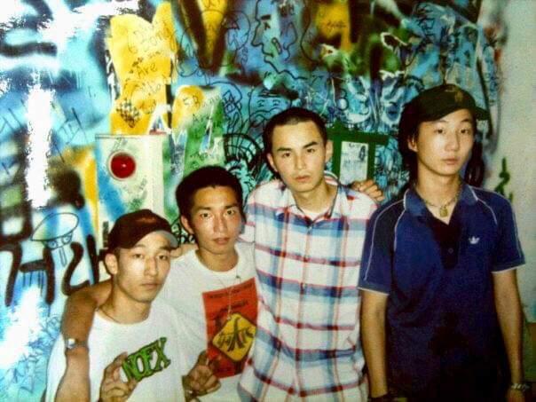 1996년 홍대 클럽 드럭 입구에서 친구들과 함께 찍은 사진. 왼쪽 세 번째가 최철욱씨, 네 번째가 노브레인 이성우씨다. 최철욱 제공