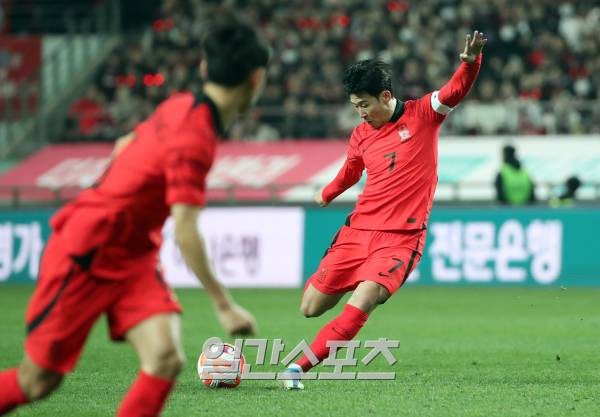 한국 축구대표팀의 6월 A매치 상대는 페루와 엘살바도르로 결정됐다. 사진은 지난 3월 우루과이와 경기에서 프리킥을 시도하고 있는 손흥민의 모습. 김민규 기자