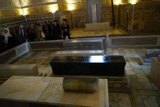 티무르 무덤 방문객들이 티무르의 관(가운데 검은색)을 보고 있다. 실제 인골은 같은 위치의 지하실에 있고 이 관은 참배용이다. [사진 위키피디아]