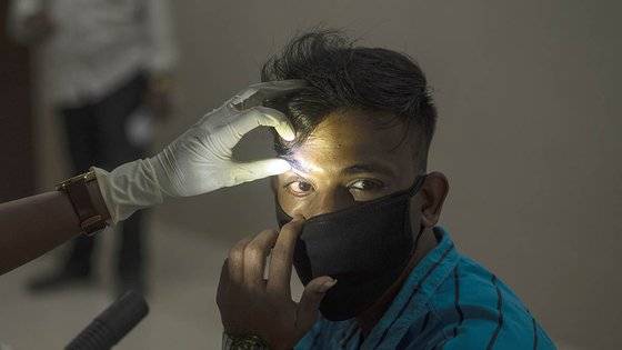 여러 나라에서 빠르게 확산하며 WHO가 감시 중인 오미크론 하위 변이 XBB.1.16은 눈병이 이전 변이들과 다른 새로운 증상인 것으로 알려졌다. EPA=연합뉴스